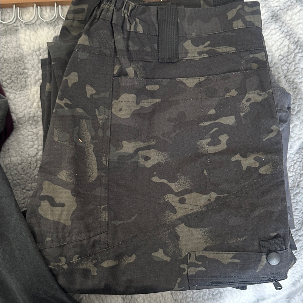 2 pairs of men’s Utility work pants camo